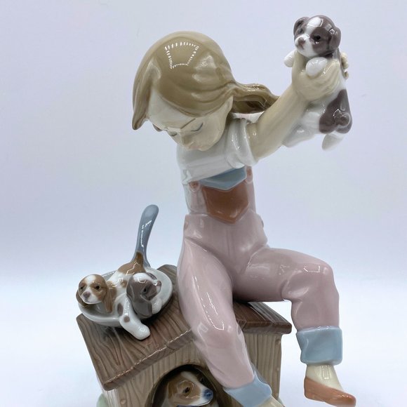 LLadro #7621 Pick of the Litter Porcelain Sculpture 7.25
